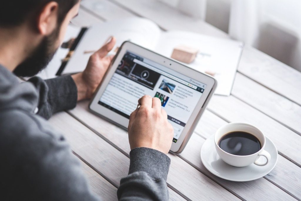 Llamar la atención y, a la vez, ofrecer contenidos de calidad y perfectamente estructurados con cuestiones relevantes a la hora de diseñar revistas digitales para ferias y eventos. También lo es difundirlas por todos los medios posibles.